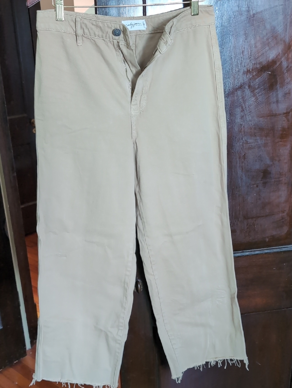 Carly Jean Los Angeles Size 7 Cropped Straight-Leg Chino in Tan